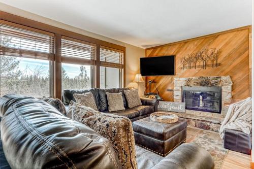 Bend House | All-Suite Alpine Getaway - Pools Hot Tubs & Golf - Shuttle to Ski Mountain
