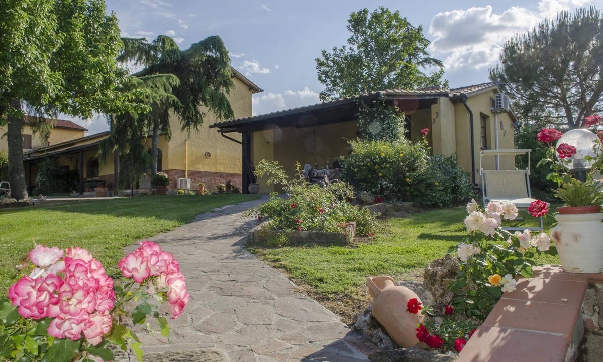 Le Piazze House | Allodola double bedroom flat facing pool with large veranda