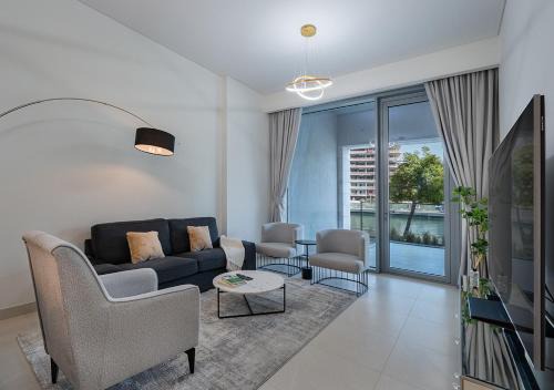 Al Safa Apartment | Allsopp & Allsopp - 2-Bedroom with Maids room Apartment in Canal Front Residence 5, Al Wasl 02