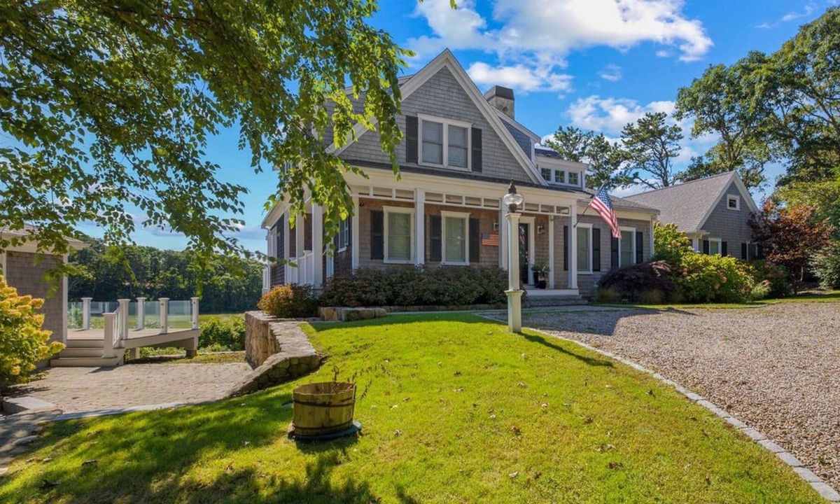 South Chatham House | Alluring, Upscale in Chatham, Striking Water View, Separate Guest House: 081-C