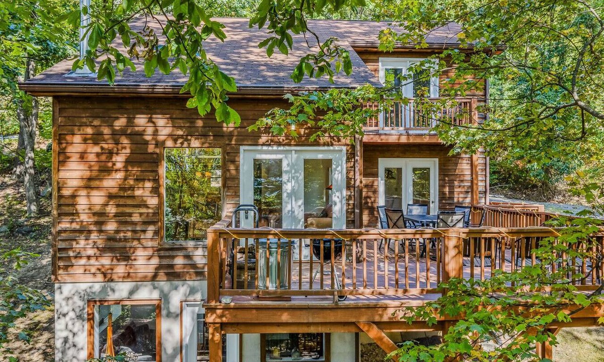 Berkeley Springs Apartment | Almost Heaven - Grill, 2 kings, wifi, deck, pool access, hiking, wood stove