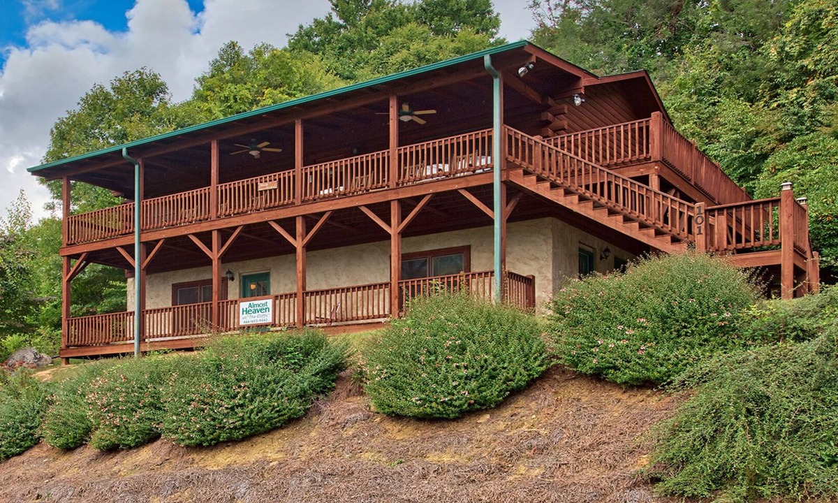 Maggie Valley House | Almost Heaven "The Cliffs" Amazing views, 2 stories.