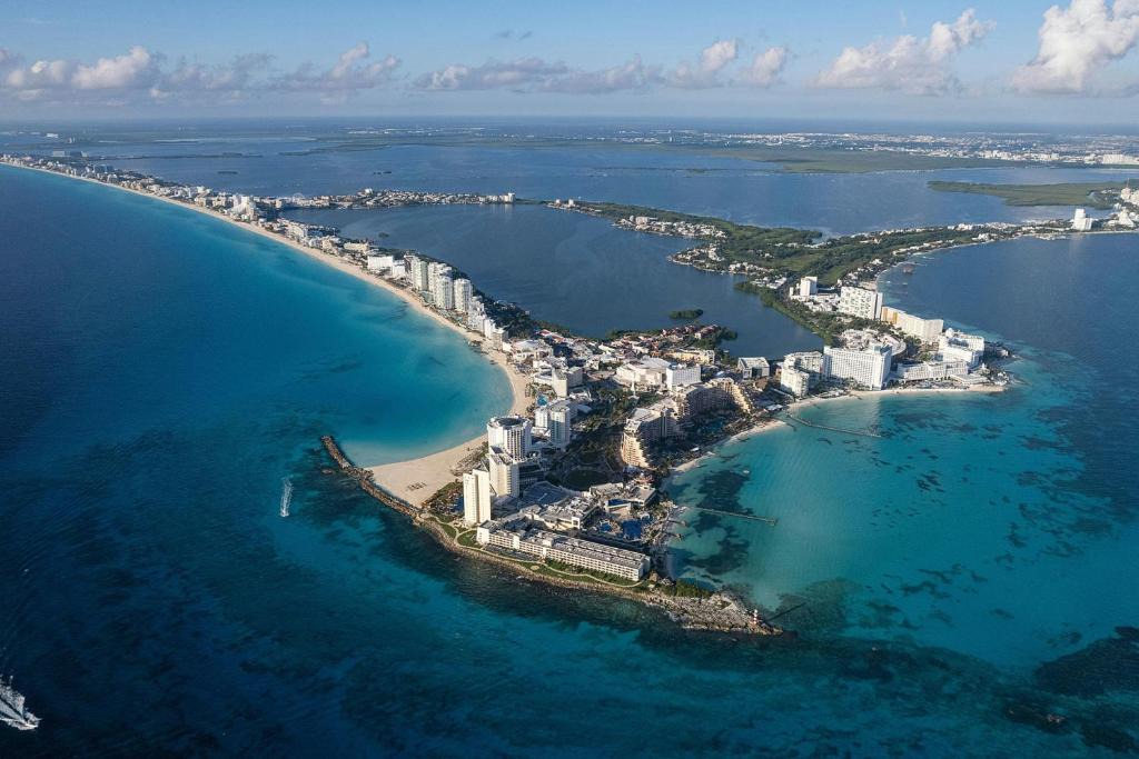 Punta Cancun Hotel | Aloft by Marriott Cancun