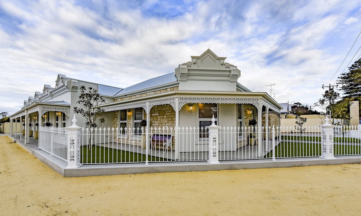 Naracoorte House | Aloha Central Luxury Accommodation