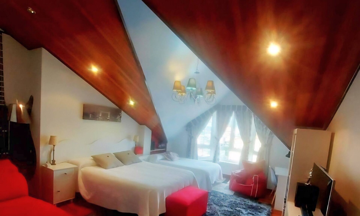 Torrelavega House | 'Alojamientos Marte Room 6' with shared terrace and garden