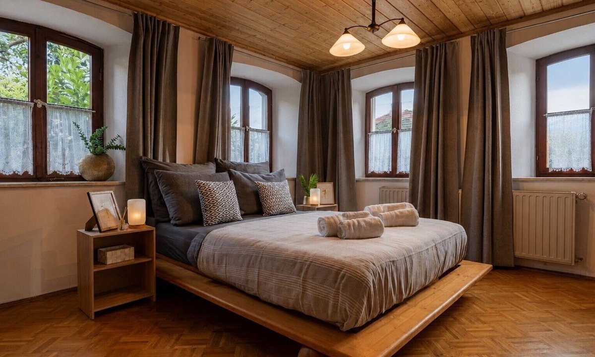 Dinkelsbuehl Apartment | Alpaca Experience – A Unique Getaway in Dinkelsbühl