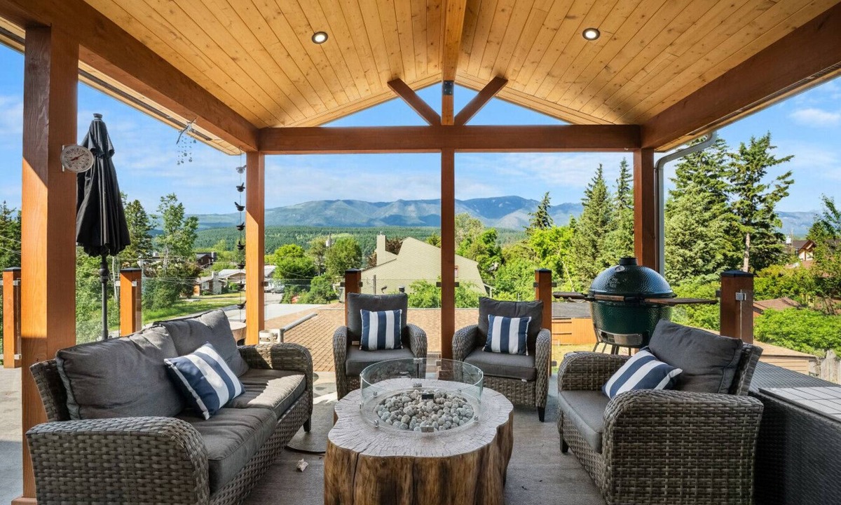 Windermere Apartment | Alpine Bliss | Beach Access | Sauna | Fireplace