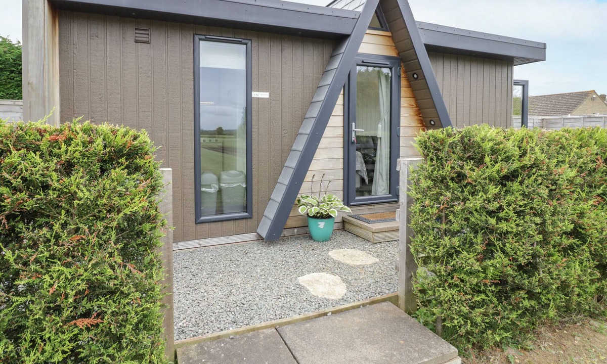 Bretforton Cottage | ALSTROEMERIA, romantic, character holiday cottage in Bretforton