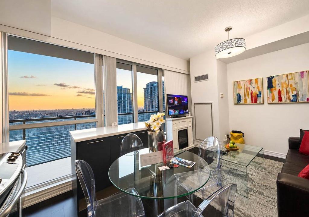 Bay Street Corridor Apartment | Altitude Suites on Yonge - Downtown Toronto Short Walk to SickKids, TMU & Eaton Centre