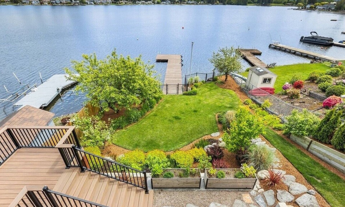 Covington House | Amazing 2-BD waterfront in Kent/Seattle. Dock, BBQ, Paddle boards, Game room!