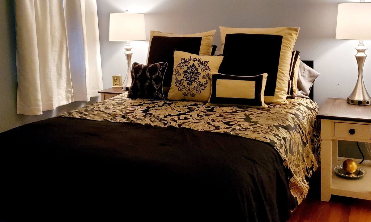 Cove - East Side - Shippan Condo | Amazing 2 bedrooms apartment 3 beds and walking distance to Cove Beach