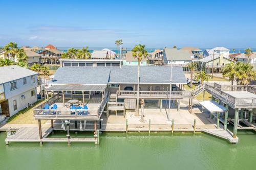 San Luis House | Amazing Bayfront, Private Dock, & Huge Deck