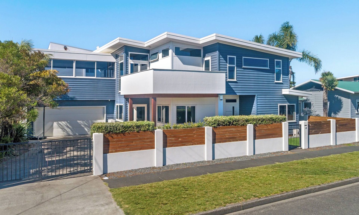 Gisborne House | Amazing Beach Views and Location
