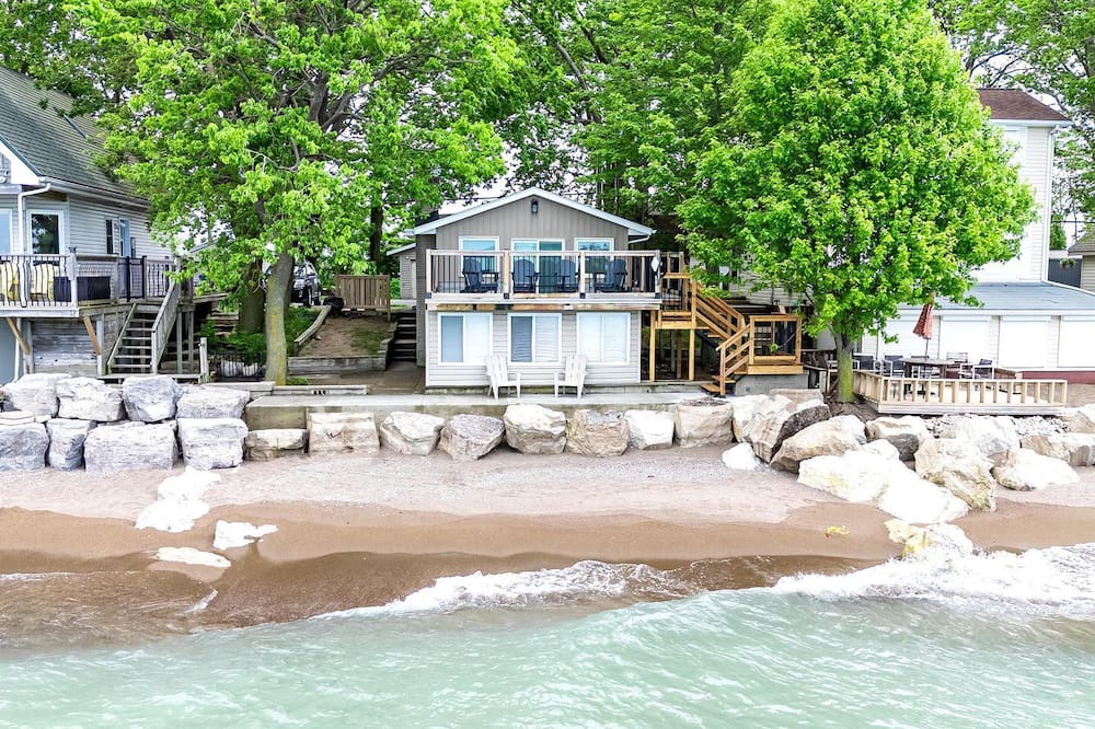 Leamington Cottage | Amazing Beachfront Cottage with Barbecue in Leamington, Ontario