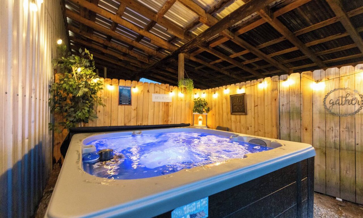 Winona Cabin | Amazing Bunkhouse. Sleeps up to 10. Access to Brimstone. Pets. Multiple Hot Tubs