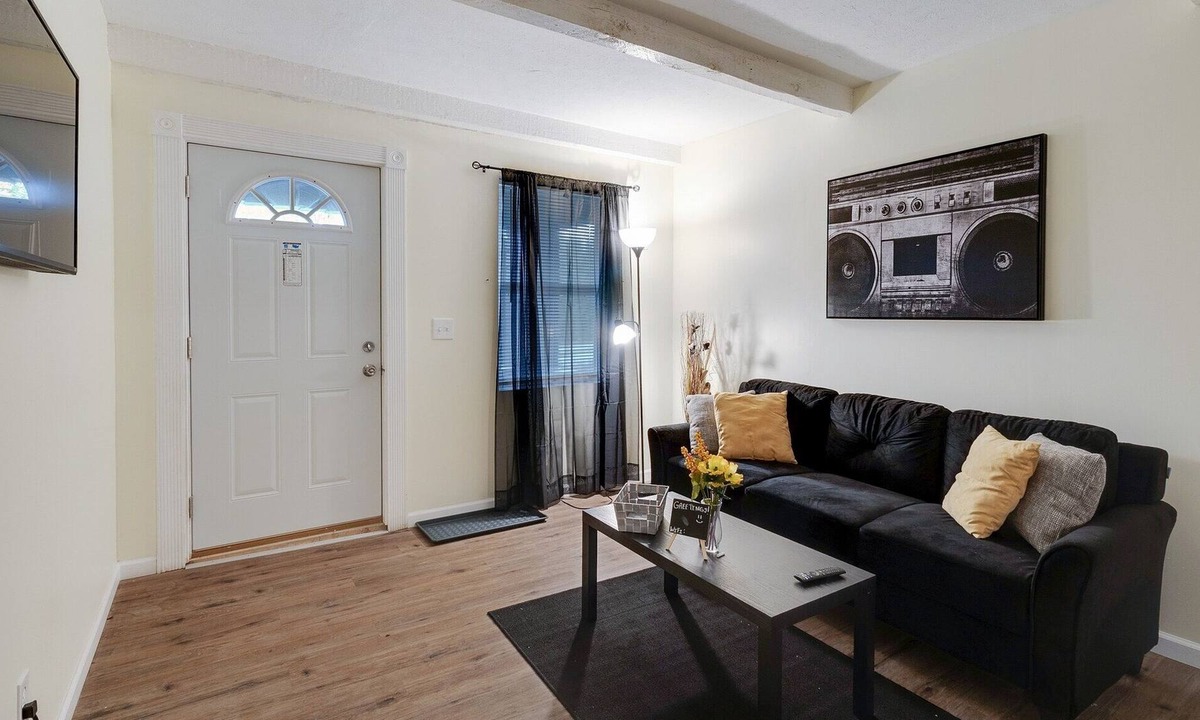 CUF Apartment | Amazing Centrally Located APT Combo Near UC, Hospital and Zoo! by RedAwning