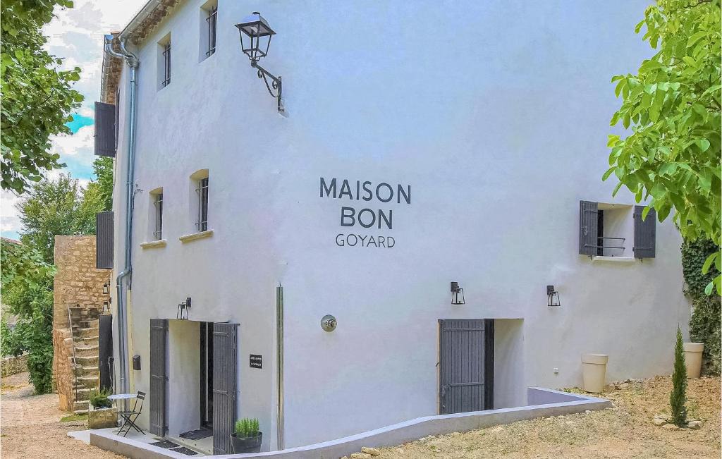 Monieux House | Amazing home in Monieux with 5 Bedrooms and WiFi