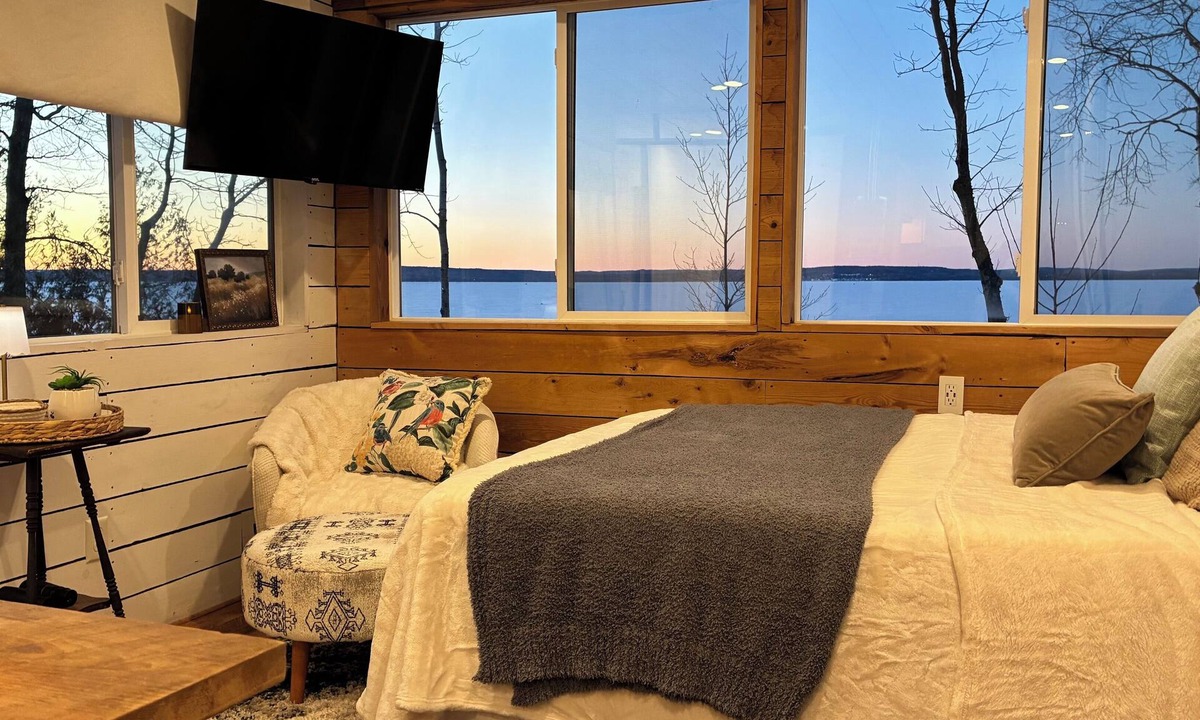 Ashland Apartment | Amazing LAKEFRONT studio. STEPS from the lake! private deck for sunsets!