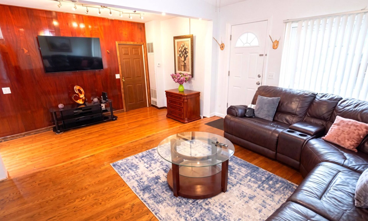 Northbrook House | Amazing Mid-Term Rental Entire Home In Glenview