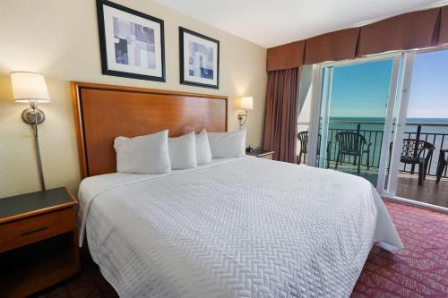 Downtown Myrtle Beach House | Amazing Pools, Direct Oceanfront Studio, King bed