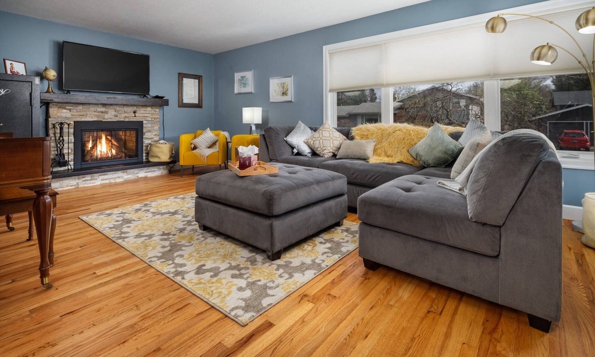 Cedar Hills House | Amazing Single Level Suburban Home, Pet Friendly, Fenced Backyard, Close 2 Nike, Shopping, Portland