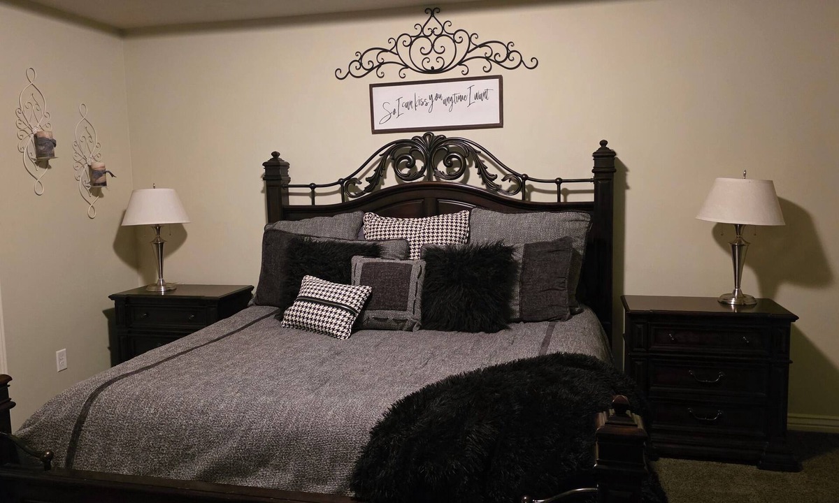Layton House | Amazing spacious 5 bd 3.5 bth, Sleeps 15, Game Room, Pool Table, Outdoor space