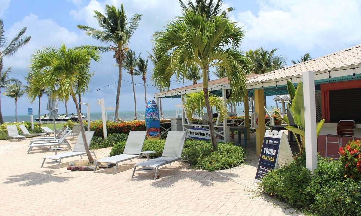 Crystal Harbour Apartment | Amazing Stay Close to Best Attractions! 4 Relaxing Units w/Kitchen, Pool!