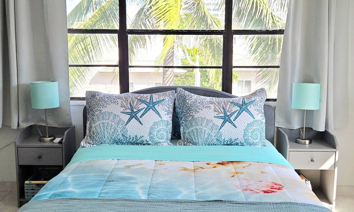 Hollywood Condo | Amazing steps from the beach,full size kitchen,parking! 5star Reviews other site