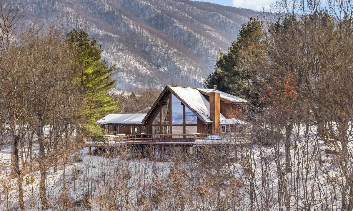 Moorefield Ski Chalet | Amazing Views, Hot Tub, Deck, FirePit & Game Room