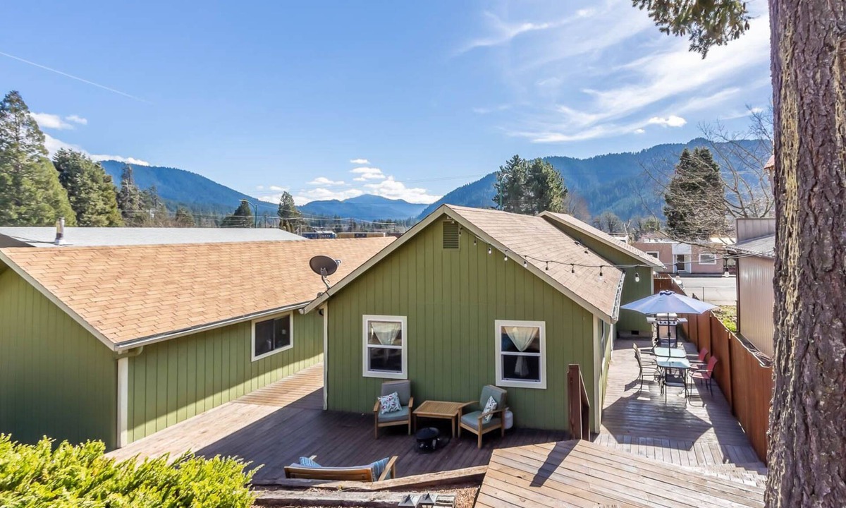 Oakridge House | Amazing views - Steps from Brew Pub - EV Charger