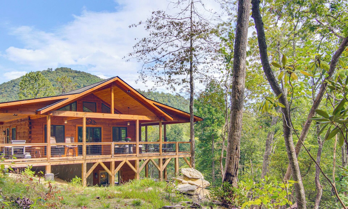 Black Mountain Cabin | Amazing Waterfall! New Scenic Black Mtn Log Cabin