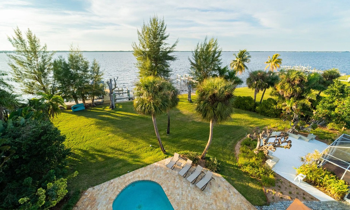 McGregor House | AMAZING WATERFRONT ESTATE