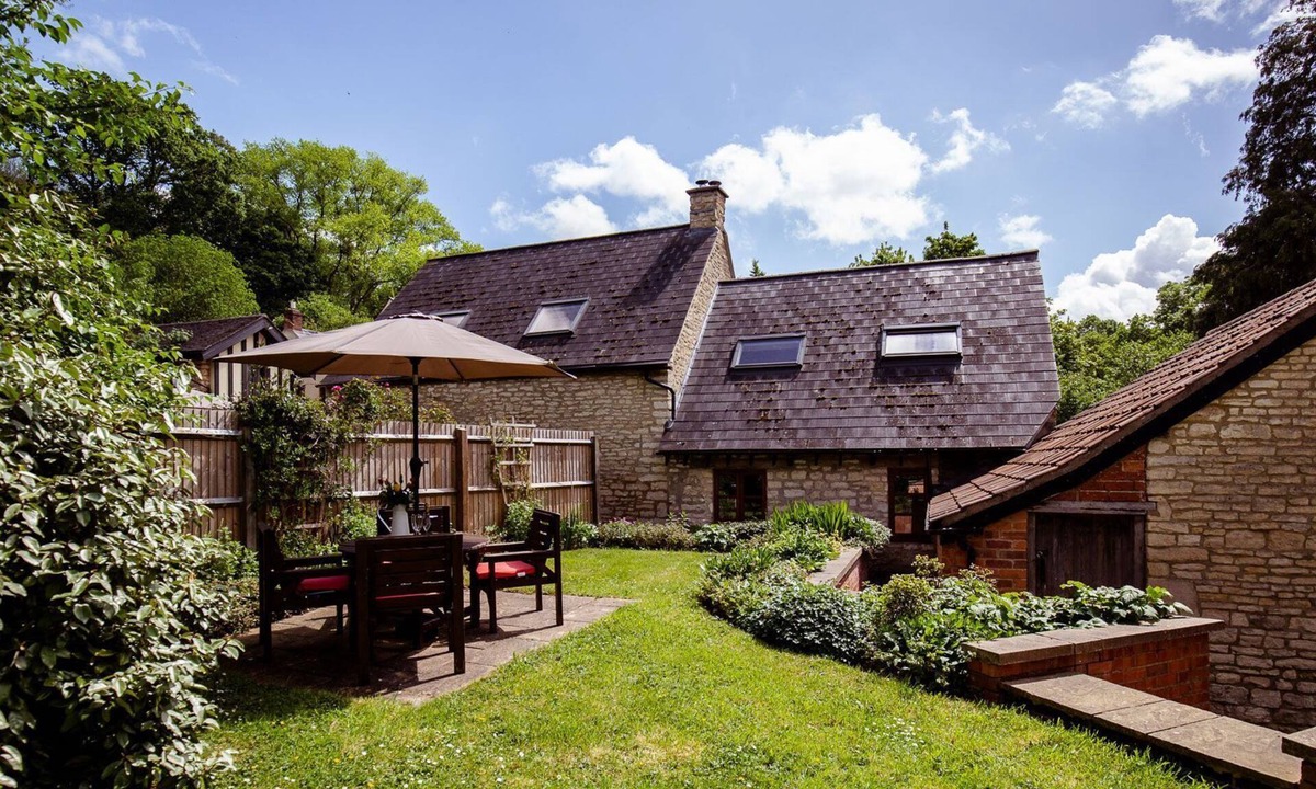Little Witcombe Cottage | Amber Cottage - shared swimming pool near Cheltenham, accepts pets