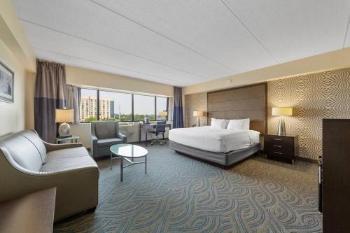 South Loop Apartment | Amenity Rich Spacious King Suite