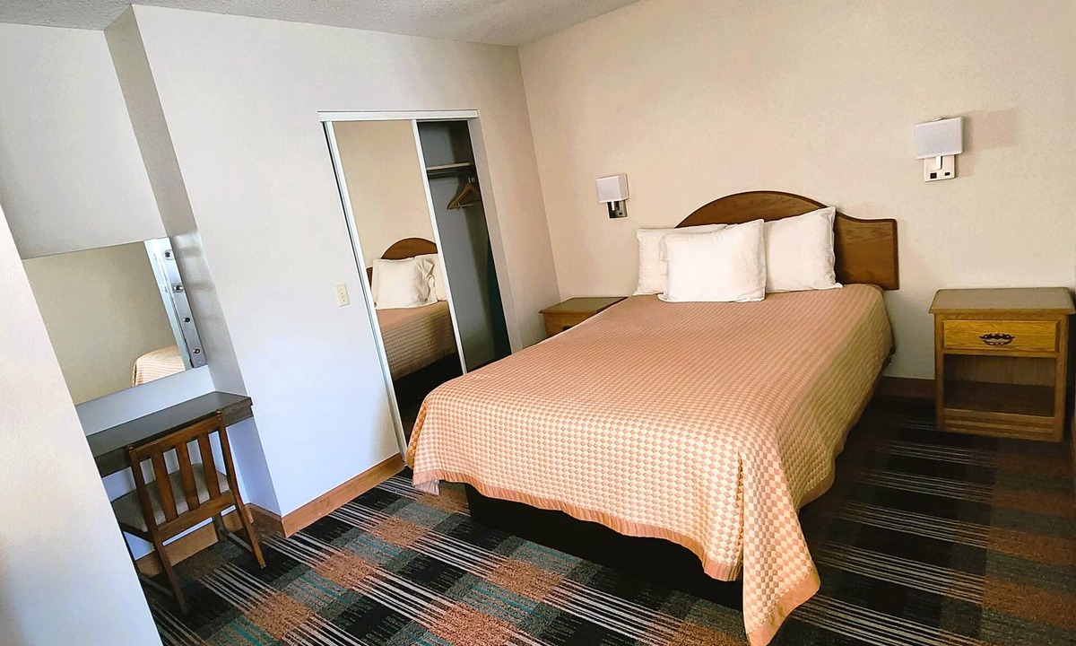Iola Hotel | Americas Best Inn Iola