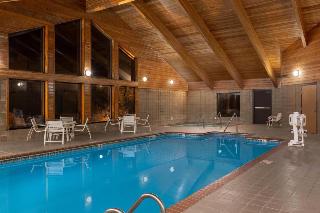 Oakdale Hotel | AmericInn by Wyndham Coralville