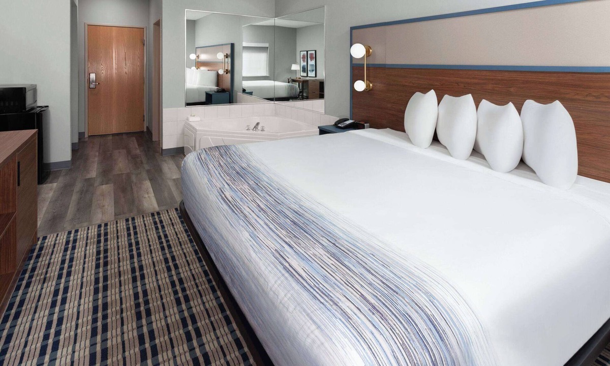 Eagle River Hotel | AmericInn by Wyndham Eagle River Downtown