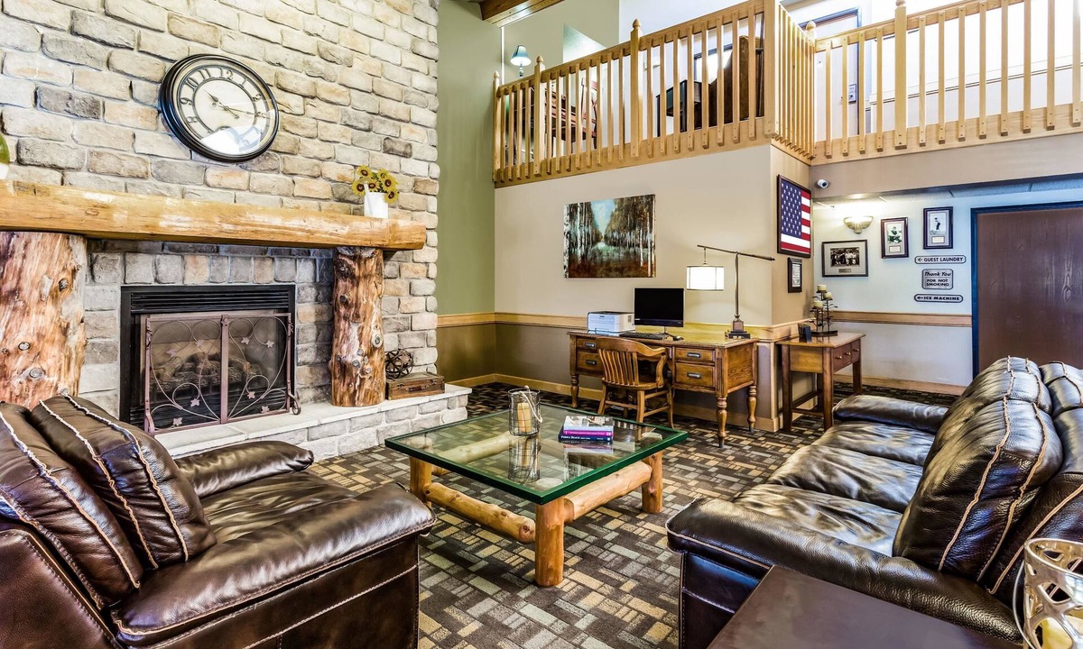 Hampton Hotel | AmericInn by Wyndham Hampton