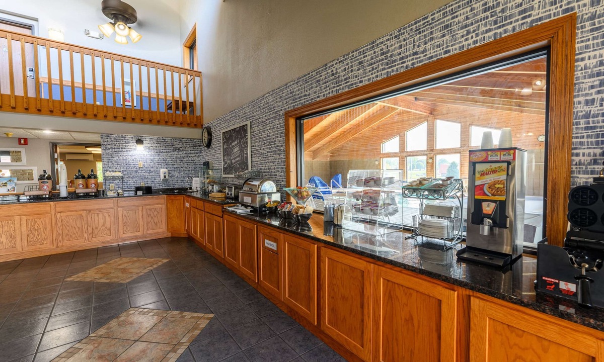 Monroe Hotel | AmericInn by Wyndham Monroe
