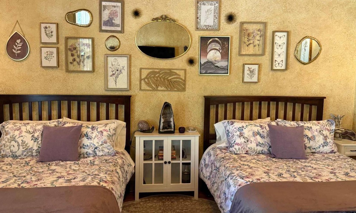 Selma Apartment | Amethyst Suite 2 Queen ClawfootTub WiFi AC