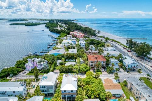 Bradenton Beach House | Ami Lighthouse Cottage-One Minute Walk To The Beach-Keyless Locks