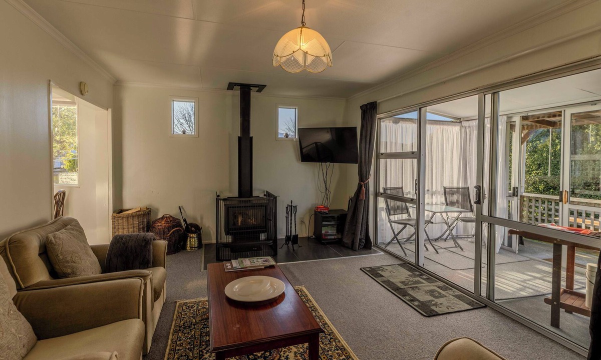 Te Anau Cottage | Amongst trees is this quaint cottage & within a 5-minute walk to town & beach