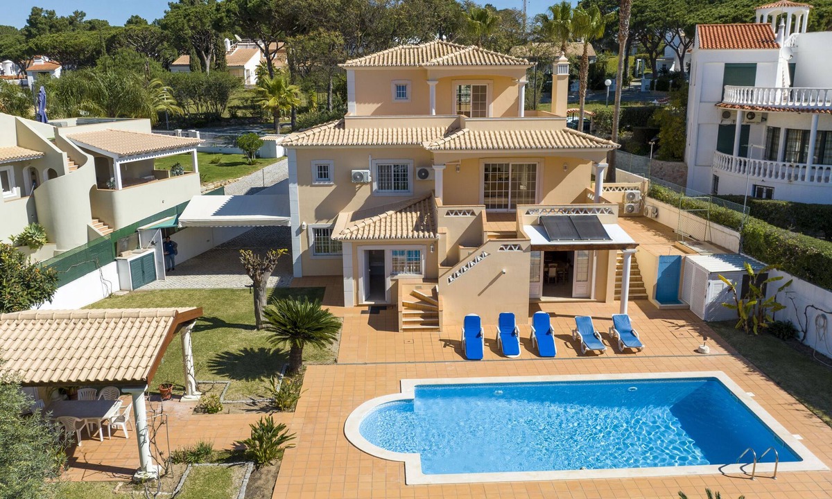 Quarteira Villa | Amora Classic Villa 5 mins walk from center of vilamoura