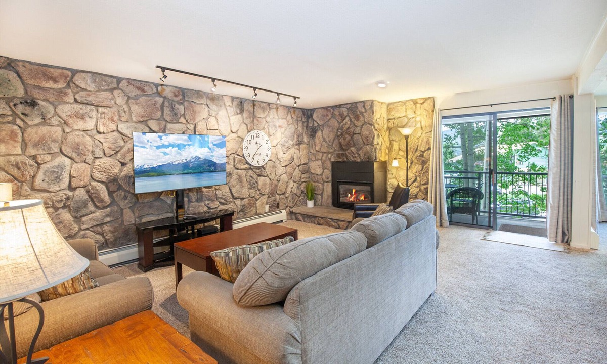 Dillon Condo | Amphitheater | Pool, Hot Tubs & Lake