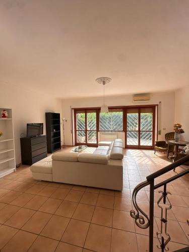 Zona XXVIII Tor de' Cenci Apartment | Ampio appartamento su due piani immerso nel verde