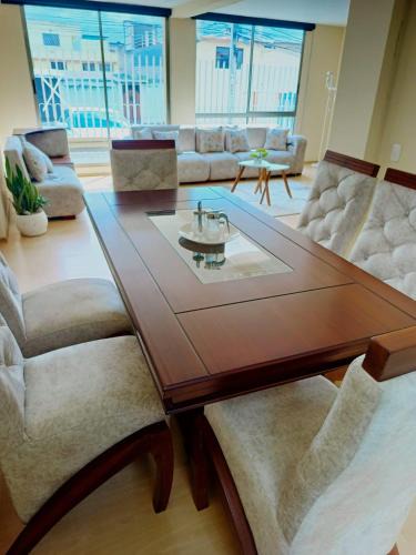 Quito Apartment | Amplio apartamento El Eden cerca Embajada Americana y Solca - zona tranquila seguridad 24-7