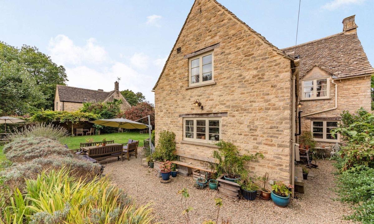 Barnsley Cottage | An impressive five bedroom country home in the heart of the Cotswolds - Barnsley Cottage