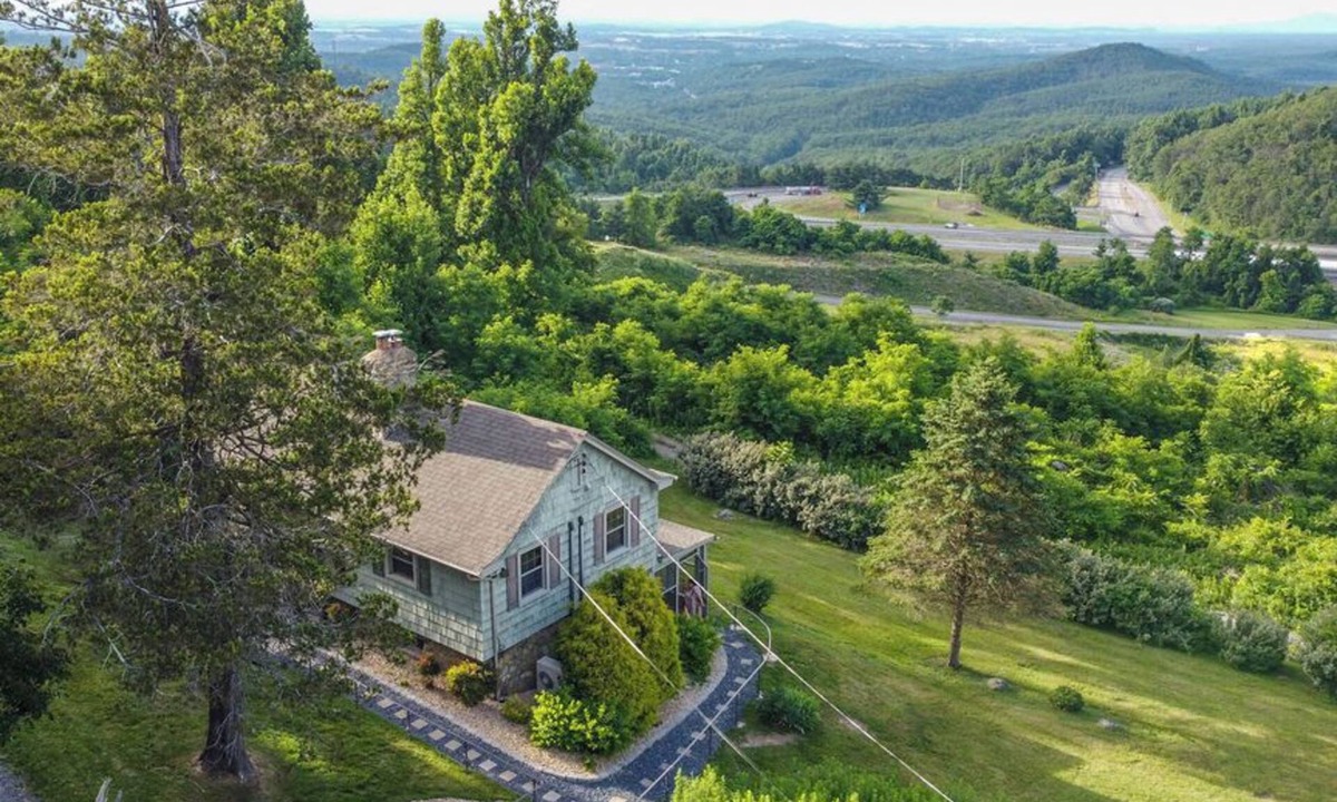 Lyndhurst Cottage | An inviting mountain cottage near Swannanoa featuring scenic views, a cozy wood-burning fireplace, and dedicated EV charging. Close to Nelson 151 wineries, trails, and Charlottesville for an easy, comfortable getaway.