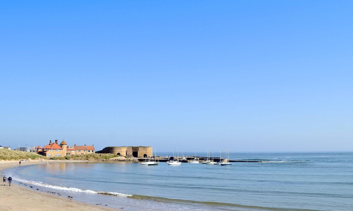 Ruddington Cottage | An open plan first floor apartment in the seaside resort of Beadnell.