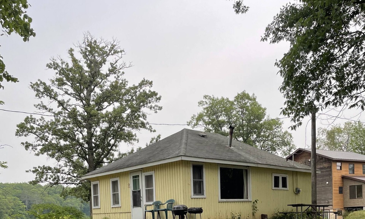 Garrison Cabin | An outdoor escape perfect for family adventures and romantic lakeside getaways.